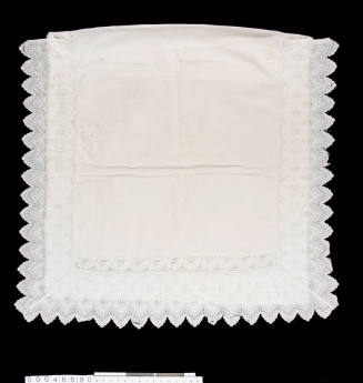 Pillowcase with lace edge