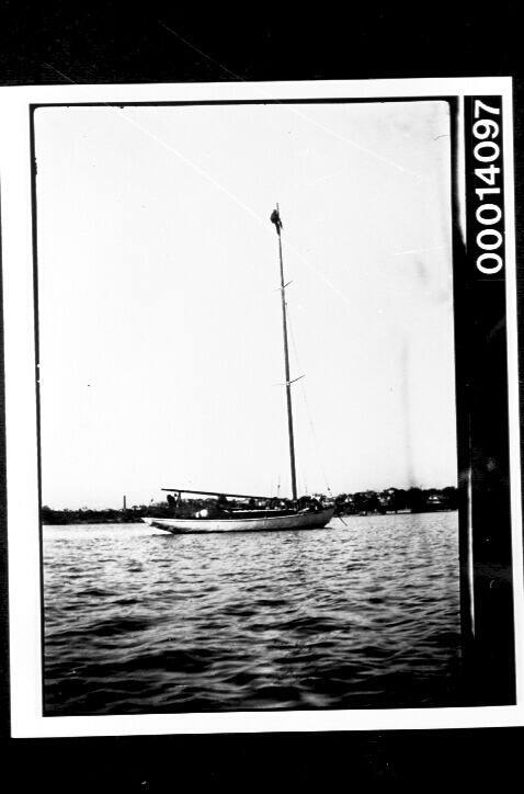 Starboard view of UTIEKAH II with bermudan rig