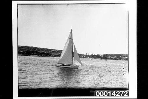 Starboard side of single masted yacht 33 under sail