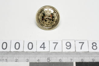 RAN officer's uniform button with manufacturer GAUNT B'HAM inscribed verso