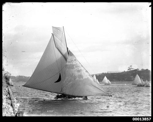 22-footer EFFIE sailing near Garden Island, Sydney Harbour