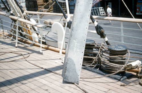 Slide depicting a rope caught under a metal pillar on deck