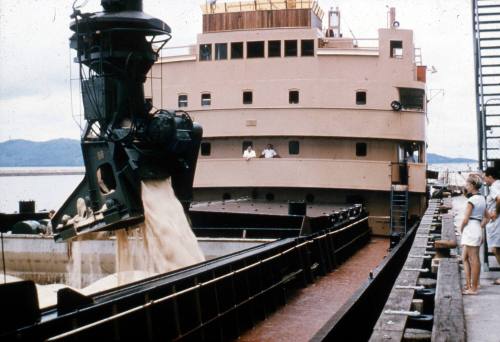 Slide depicting a vessel with a store of sand in the cargo hold