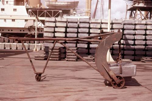 Slide depicting a piece of canvas suspended between bars and cabels from a mast