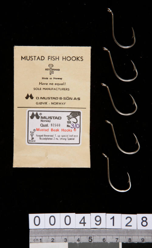 Packet of Mustad-Beak fish hooks size No. 3/0 – Works –  /