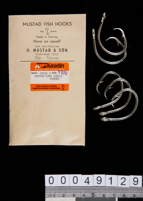 Packet of Mustad-Tuna Circle Ringed fish hooks size No. 12/0