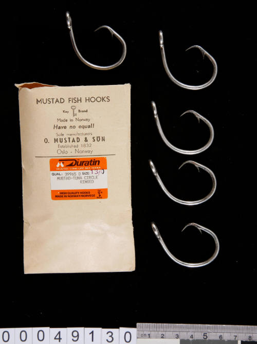 Packet of Mustad-Tuna Circle Ringed fish hooks size No. 13/0