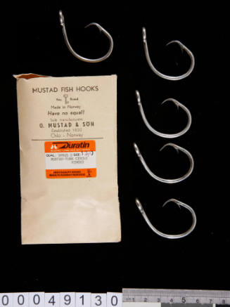 Packet of Mustad-O'Shaughnessy fish hooks size No. 10/0 – Works