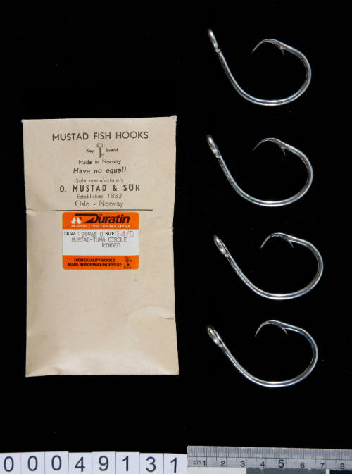 Packet of Mustad-Tuna Circle Ringed fish hooks size No. 14/0