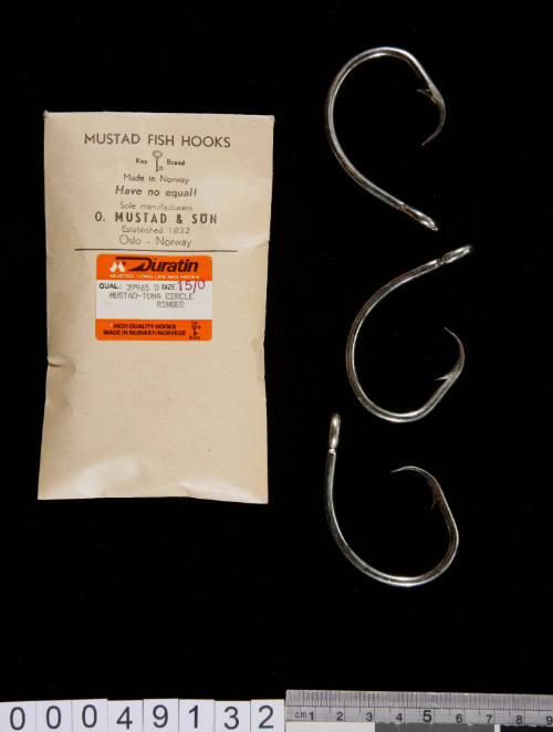 Packet of Mustad-Tuna Circle Ringed fish hooks size No. 15/0