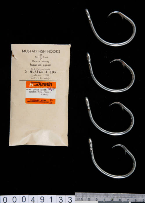 Packet of Mustad-Tuna Circle Ringed fish hooks size No. 16/0