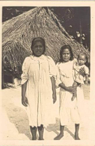 Photograph depicting three indigenous girls