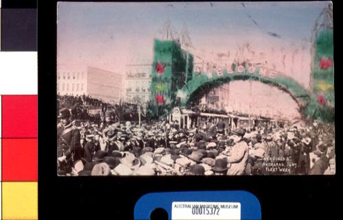 CROWDS IN QUEEN ST, AUCKLAND