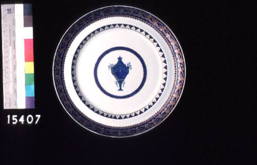 Plate part of a Chinese export Porcelain dinner service, made during the Quianlong period