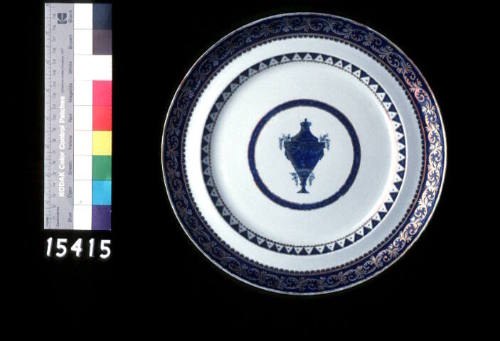 Plate part of a Chinese export Porcelain dinner service, made during the Quianlong period