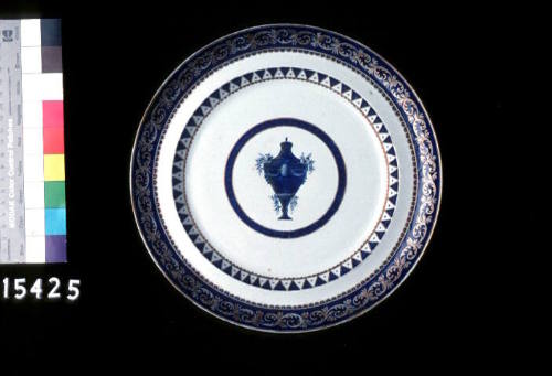 Plate part of a Chinese export Porcelain dinner service, made during the Quianlong period