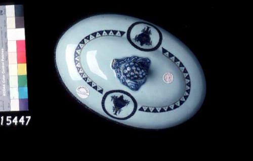Platter cover from a Chinese export porcelain dinner service