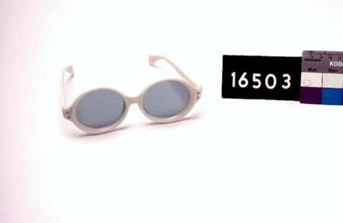 Woman's round sunglasses