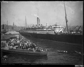 Royal Mail Lines  ASTURIAS arriving at East Circular Quay, Sydney in 1908