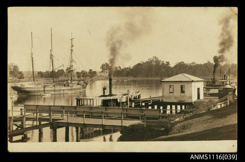 Photographic postcard of the wharf at Clarence River, Grafton, with a three masted barquentine and ferries