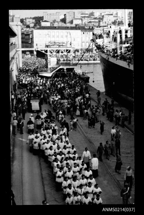 Migrants departing from Trieste on MV TOSCANA farewelled by church choir