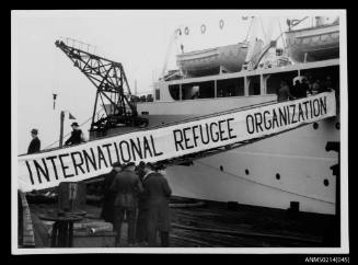 MS SKAUBRYN taking on International Refugee Organisation migrants