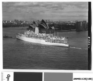 P&O passenger liner IBERIA departing Sydney with the assistance of a tugboat